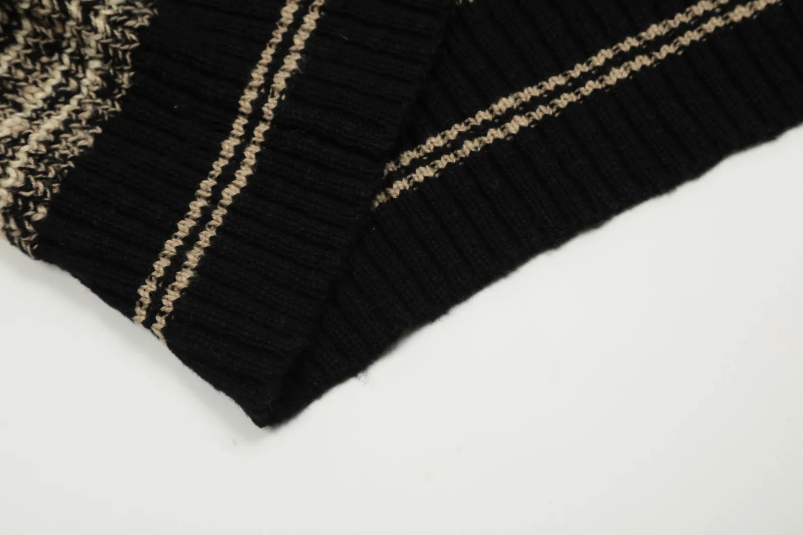 VIVI123 vivienne west wood Tokyo limited show in October 24 is coming. Really good-looking. 5 colors of different threads interlaced and woven. Embroidered logo LoGo icon. Big letter buttons. West Queen Vivienne heavy industry show limited cardigan. Knitted sweater wool. 2024 autumn latest style. Size: S -M- L. Color: brown, blue and purple.